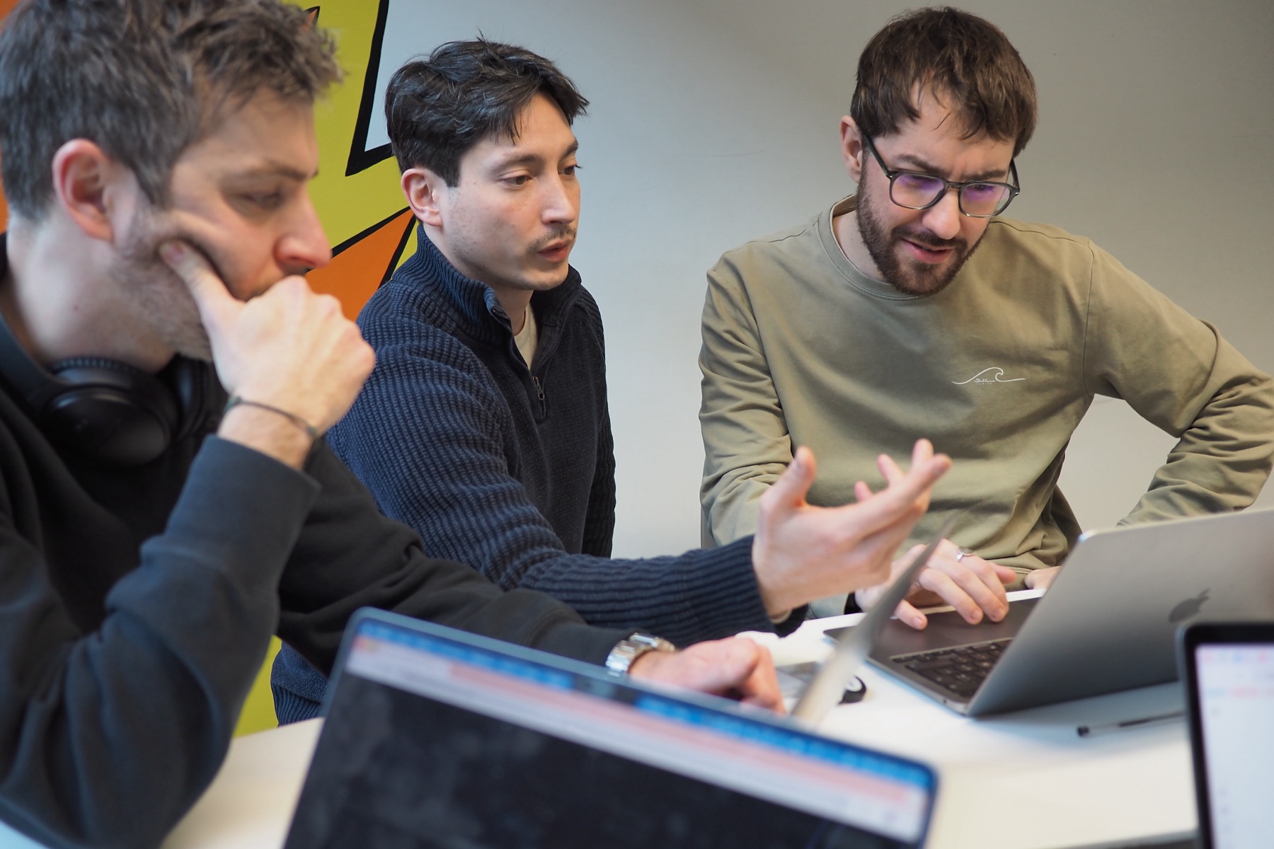 Échange de travail autour d'un outil en construction